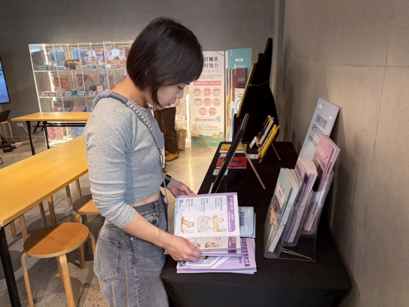 育兒有撇步！新竹市「育兒輔具易讀手冊」首亮相   助新手父母馬上上手