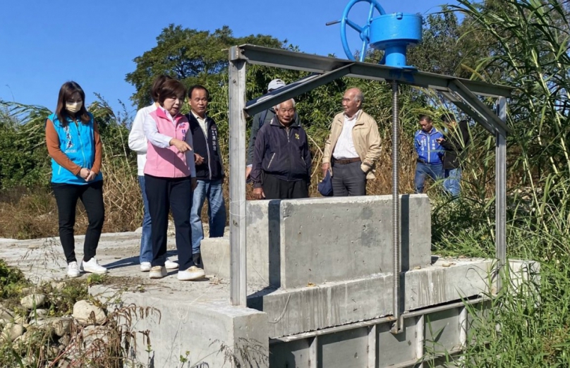 越堤開水門危險度破表  立委楊瓊瓔試走險摔跤  農水署允變更設計