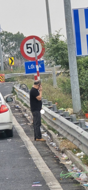 越南河內至下龍灣高速旁不雅一幕引議、  沿河內至下龍灣高速公路約30公里處的「收費站」附近、目擊當地民眾將私家車、隨意停靠於高速公路路肩、下車後竟當眾小便、毫無遮蔽、現場無明顯警示標誌、亦未見公共廁所或臨時設施。