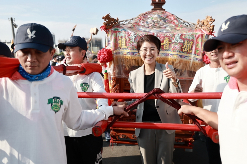 鳳山寺謁祖刈香回鑾 許縣長恭迎扶轎遶街