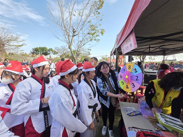 聖誕闖關嗨翻天！烏日家防官手作轉盤　聖誕嘉年華成排隊熱點