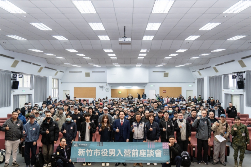 送上「入營背包」及「役男電子錶」   邱臣遠親送今年最終梯役男入營