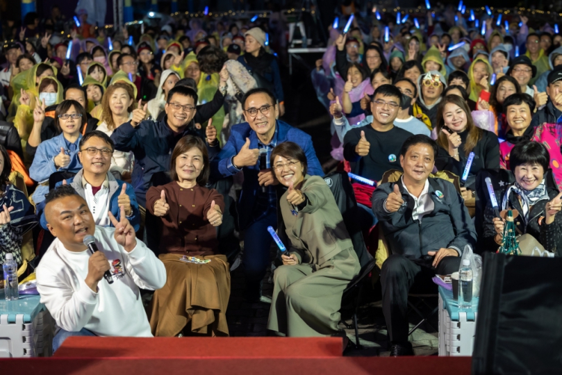 草屯聖誕點燈溫馨登場　縣長許淑華讚彰明電子熱心公益