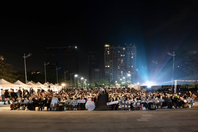 千人躺著看電影！台中耶誕星空電影院  府前廣場享受LA LA LAND浪漫氛圍
