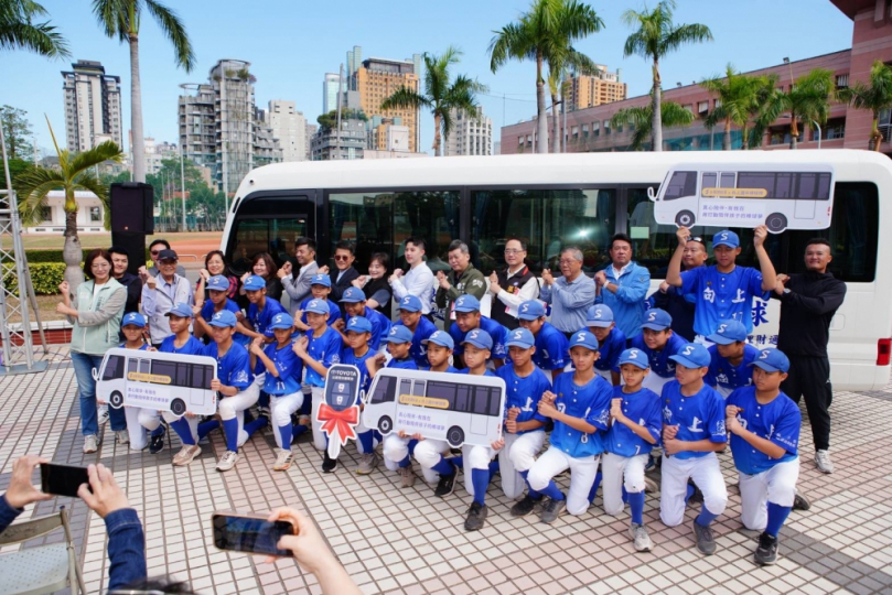 耶誕夜最棒的禮物「長腿叔叔」豪捐400萬交通車守護向上國中棒球夢