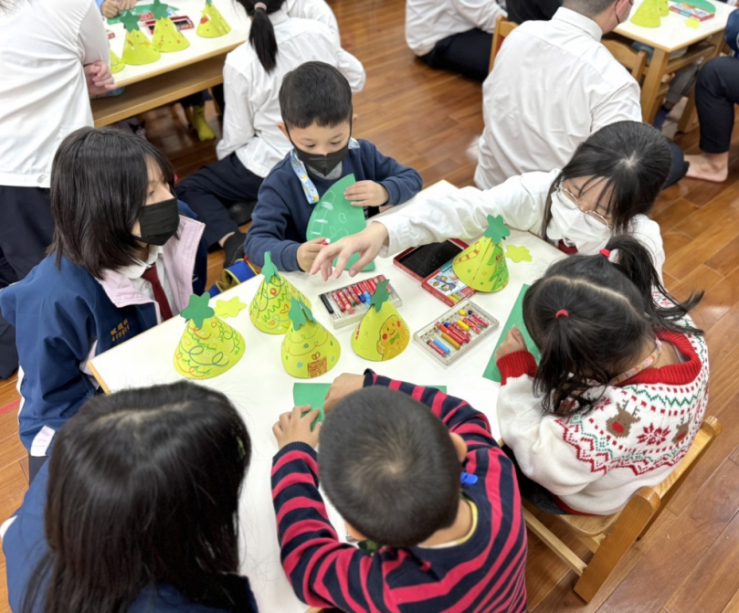 藝術聖誕佳節  致用高中學生化身聖誕哥哥與姐姐溫暖東陽幼兒園