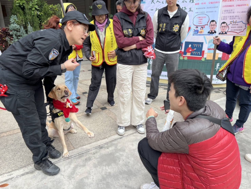 耶誕交換禮物潮！烏日警攜警犬測驗「防詐免疫力」