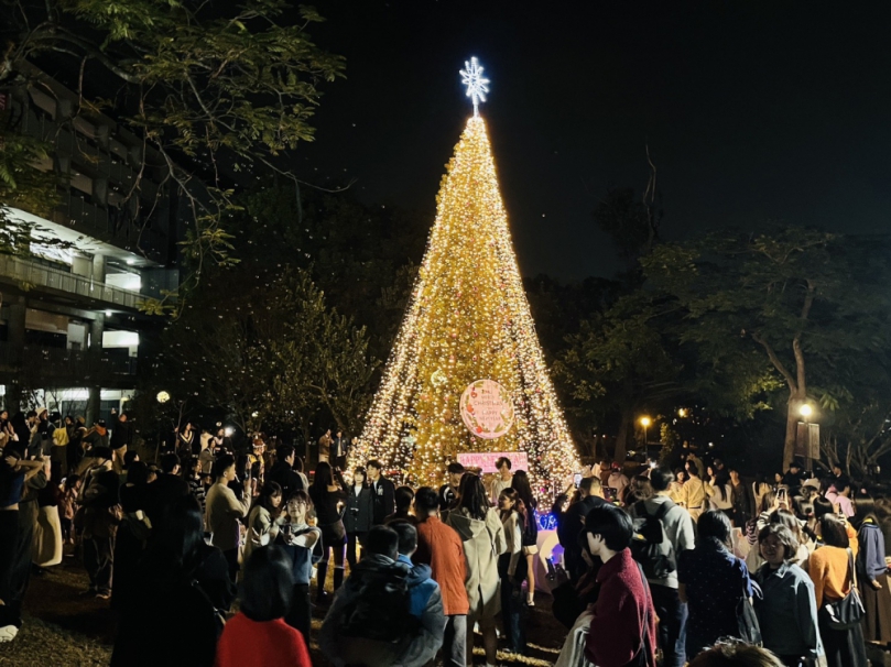 東海點亮全台唯一夜光玫瑰園與最高9米永續聖誕樹 平安夜入校人潮創近十年新高