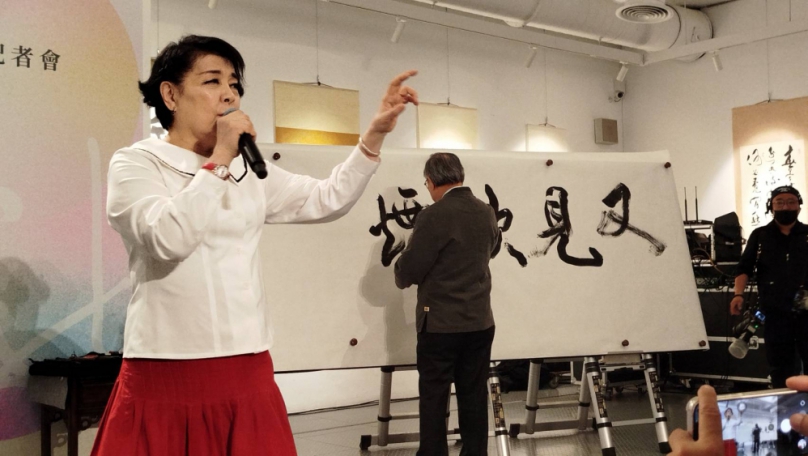 〈又見炊煙〉張炳煌大師揮毫   簡文秀聲樂家高歌〈望春風〉  雅興攀巔峰！