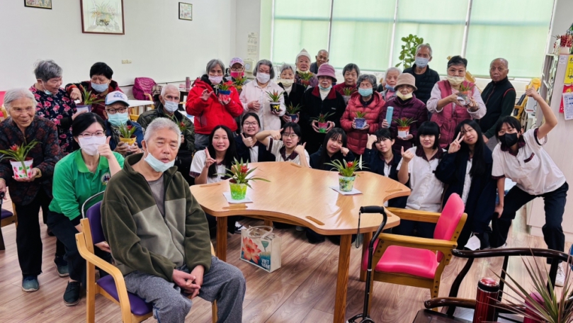 一句承諾跨越兩年   大湖國中師生走入日照中心送暖   園藝治療實踐代際共融   世代共好為寒冬注入暖流