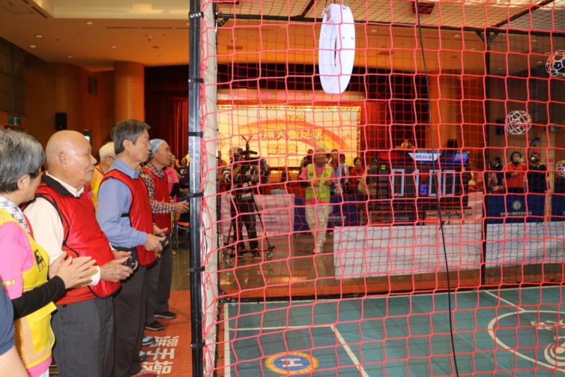 用科技運動吸引長輩走出家門新北舉辦首屆青銀無人機足球賽