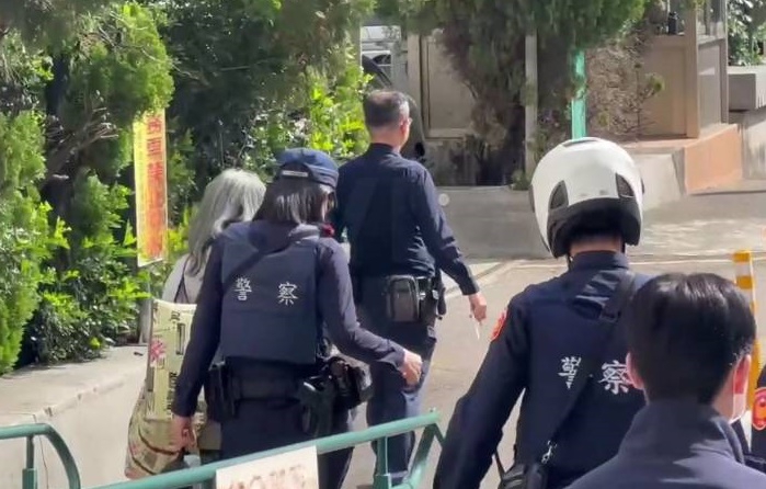 婦人攜帶菜刀欲進入法院   所長蔡明松率員帶回偵辦