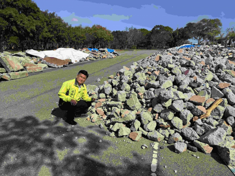 中市沙鹿區綠地停車場堆置營建廢棄物議員楊典忠痛批最壞示範