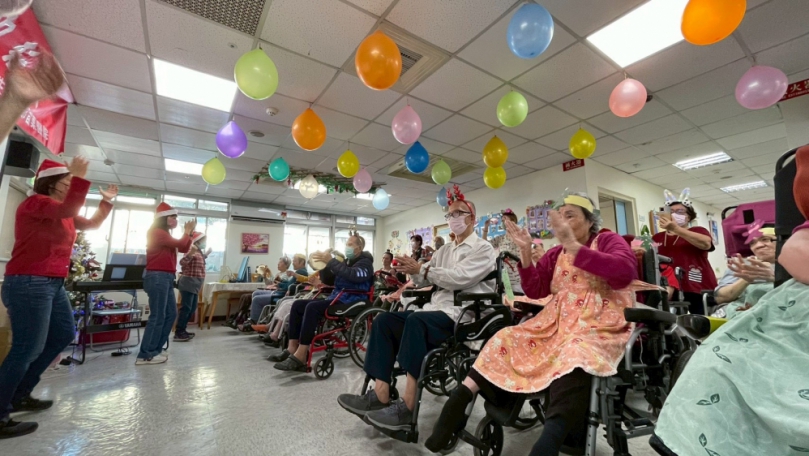 歲末寒冬送暖　苗醫攜手福音堂教會關懷護理之家長者