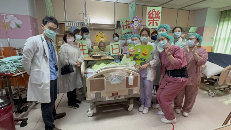 胰臟炎合併十二指腸穿孔致死率逾四成　醫護陪他闖關成功歡慶52歲生日