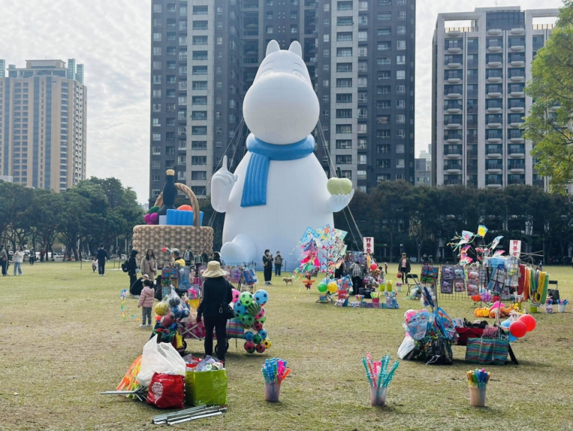北歐精靈被台中雜亂流動攤位包圍    民進黨市議員黃守達質疑這就是盧市府的城市美學嗎？