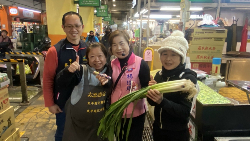 楊瓊瓔掃街台中果菜批發市場、建國市場  端政績牌迎戰市長初選