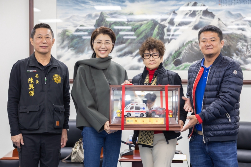 善心企業捐贈救護、救災指揮車　許縣長回贈紀念小車致謝