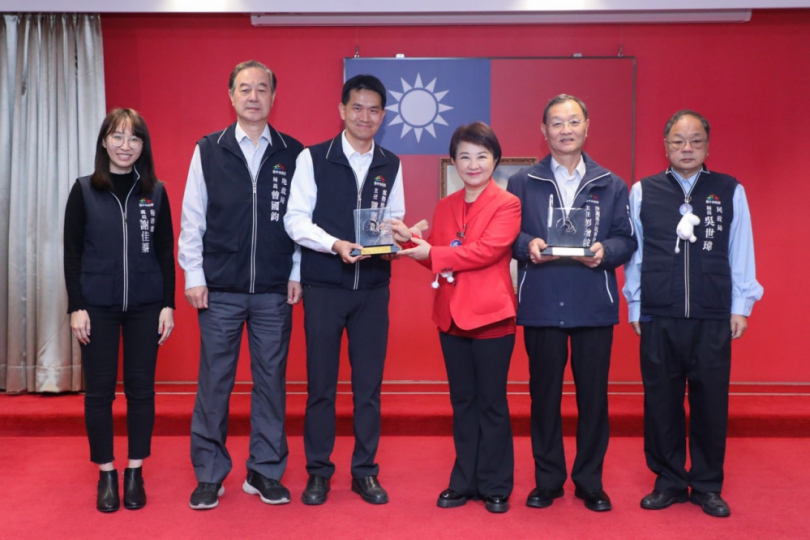 東勢地所榮獲金檔獎最高榮譽   市政會議獻獎分享管理成果