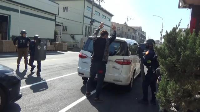 中市清水警方加強金融機構安全維護防搶演練逼真民眾驚嚇怯步