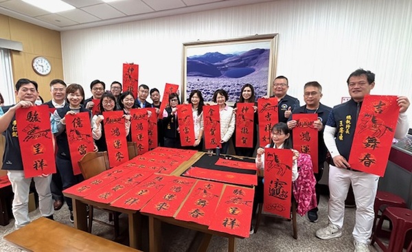 馬年到！黃佳恬議員服務處邀書法大師現場揮毫  現場熱鬧非凡