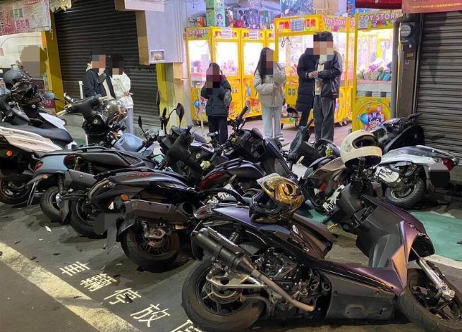 中市沙鹿區發生轎車追撞機車並波及路旁7機車事故