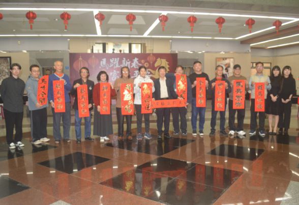 台中市港區藝術中心熱鬧舉辦丙午年新春揮毫活動吸引人潮
