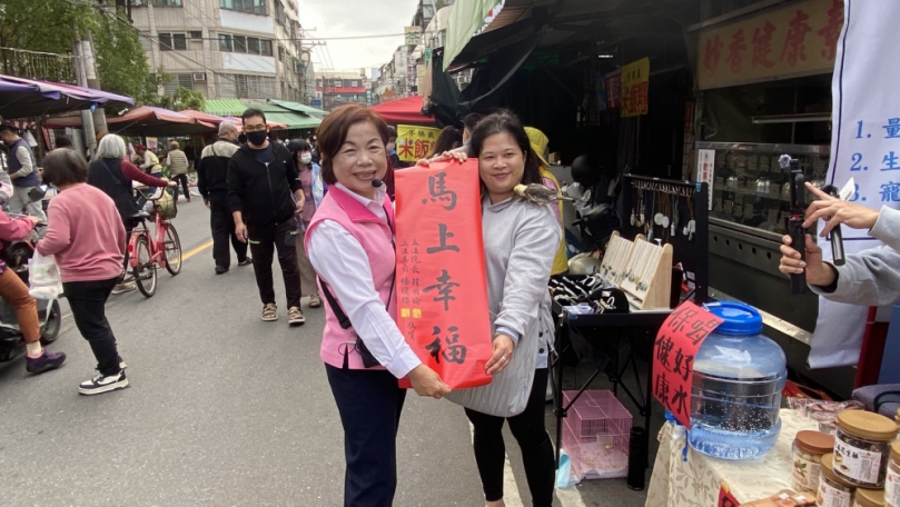國民黨立委楊瓊瓔烏日市場掃街人氣旺   攤商送「栗」挺女力接棒盧秀燕
