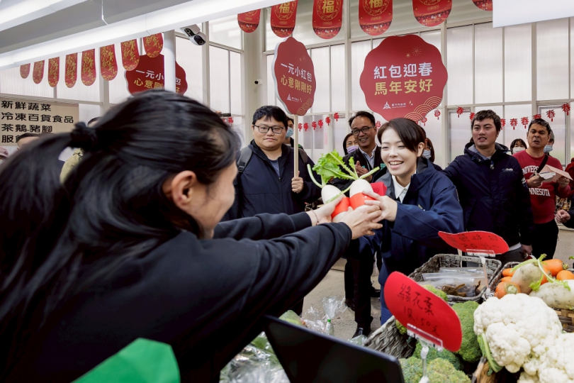 馬年馬尼(MONEY)多多   高虹安市場拜年送小紅包    攤商回贈好彩頭