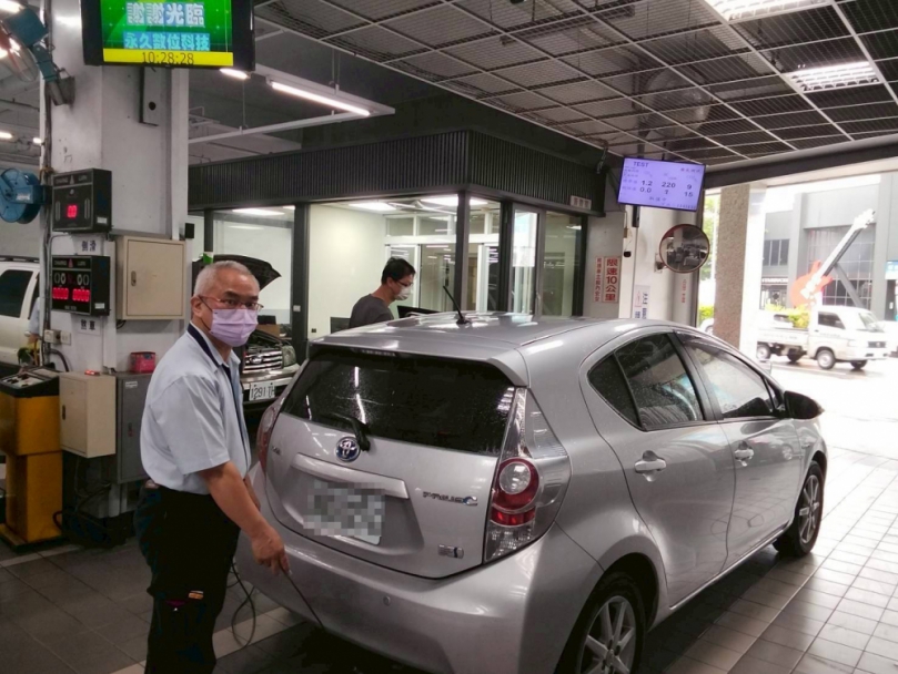 8年以上汽油車每2年須檢驗排氣！中市環保局提醒：逾期檢驗最高恐挨罰1萬5千元