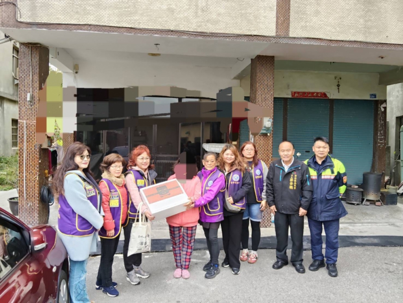 清水警高美所寒冬送暖贈年菜、民生物資及5,000元紅包關懷弱勢與獨居長者