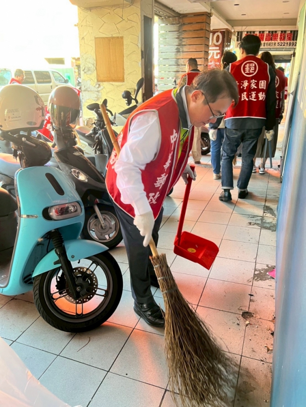 春節將屆   新竹郵局大掃街   沈佛龍：我們是在地暖心站