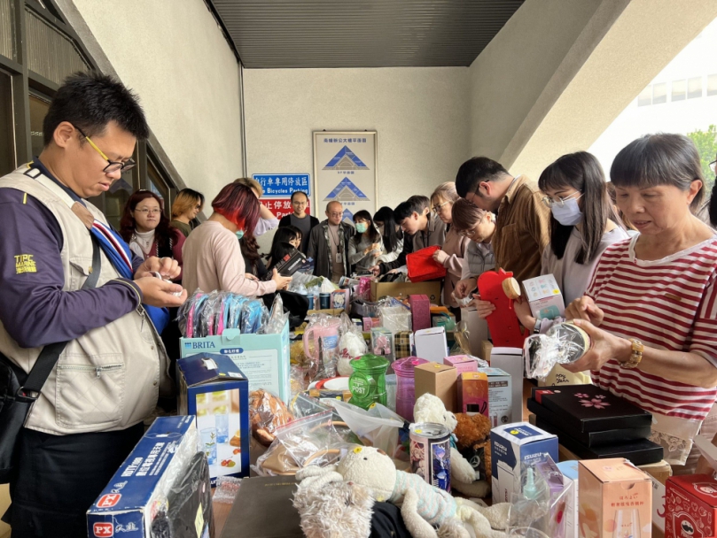 一馬當先開新運中港集愛墨香溢