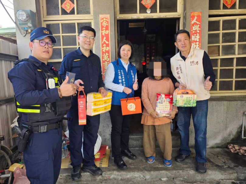 警政柔性力量暖人心 北港警分局春節前夕送愛到家