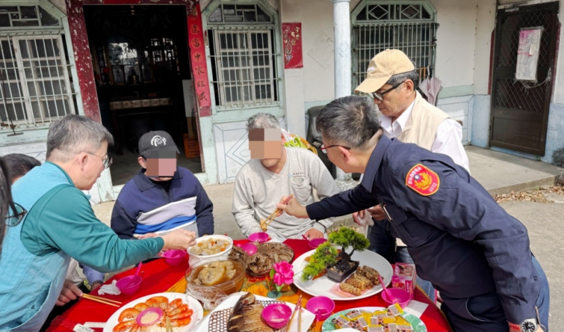 一桌年菜暖人心　北港警結合慈善力量關懷弱勢獨老