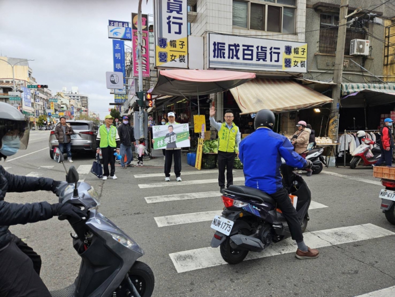 林東誼完成民進黨市議員初選登記立即投入街頭拜票行動