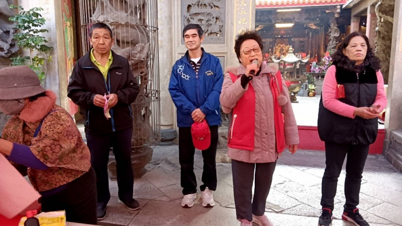 中市梧棲朝元宮熱鬧舉辦名家揮毫送春聯活動吸引人潮擠滿廟前廣場