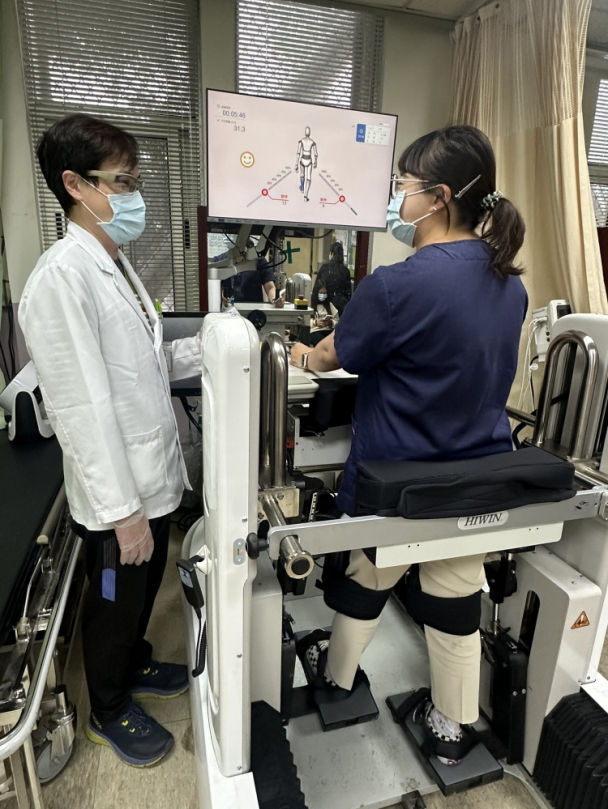 反撲神經一夕癱！ 罕見免疫失控「格林–巴利症候群」突襲   豐原醫院啟動走路機器人復健 助高管重拾行動力