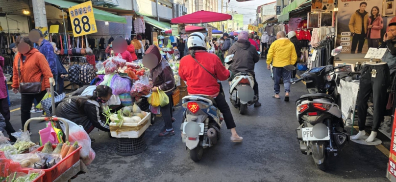 在台中市后里區第二公有市場旁、一段本應暢通無阻的中山路、面臨著嚴峻的挑戰、沿街攤販林立、景象繁盛、卻也因長期處於無人有效管制的狀態、嚴重影響了機車騎士的行車安全與順暢度、這場發生在平靜生活街道上的交通與空間爭議、質疑了現行都市管理與攤販輔導機制是否到位、值得相關主管機關深入檢視與重視。