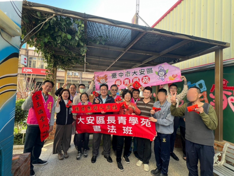 長青學苑揮毫送暖　「歲末送暖‧春聯傳情」溫馨登場