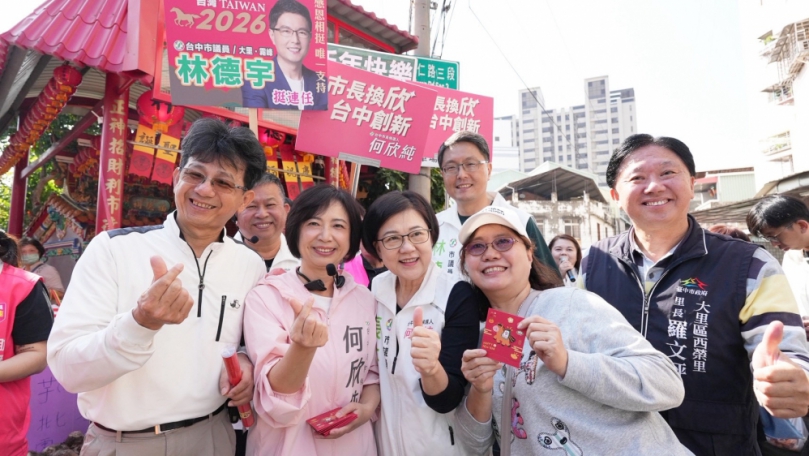 春節連假第一天   民進黨台中市長候選人、立法委員何欣純發送一元小紅包  除夕至初四一連五天在台中走春發送祝福
