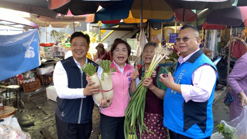 年假首日楊瓊瓔掃街人氣旺   攤商齊送菜頭、青蒜、鳳梨滿滿祝福