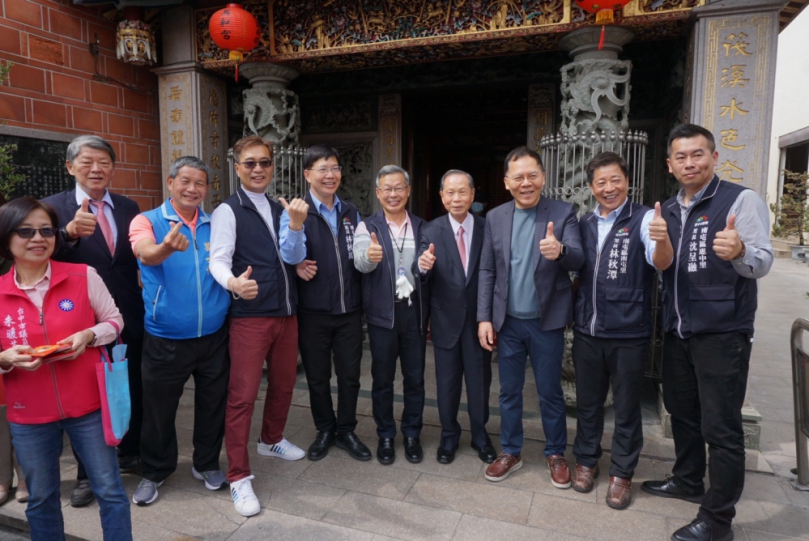 大年初一  台中市萬和宮萬頭攢動  廟內外、安燈及踜轎腳人聲鼎沸