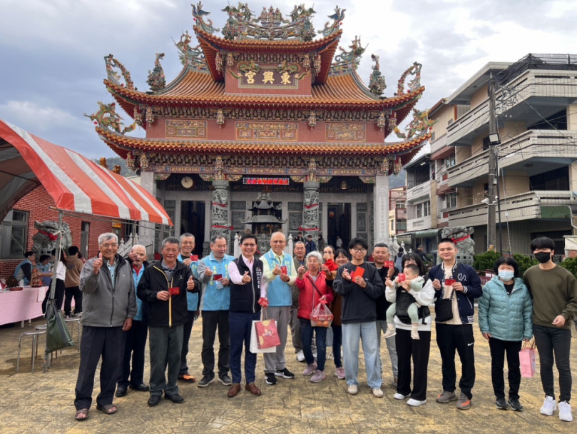 中市客委會推客庄「行春」  東勢區泰興宮茅埔鬧新年、東興宮擲筊求發財金