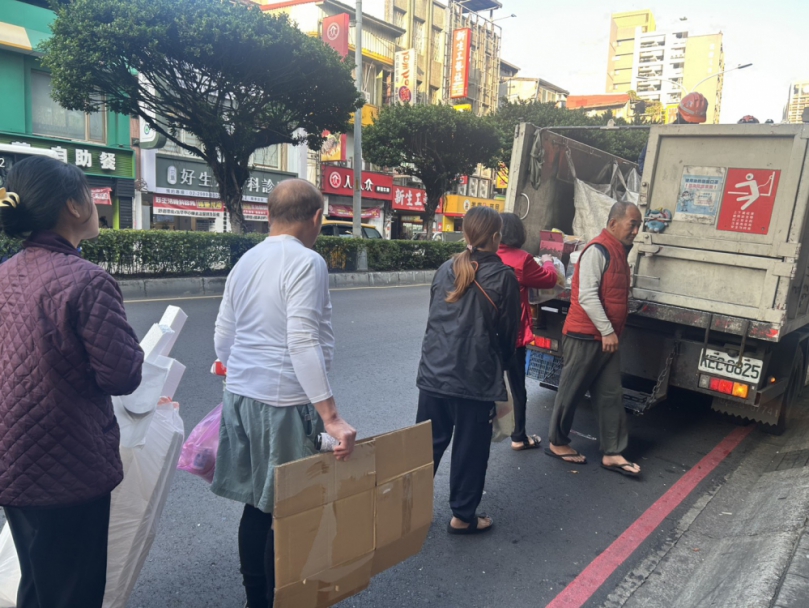 清潔隊員收運資源回收物