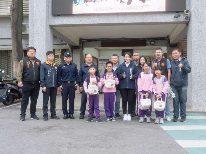 新竹市開學日   高虹安陪小朋友上學    警方啟動護童專案