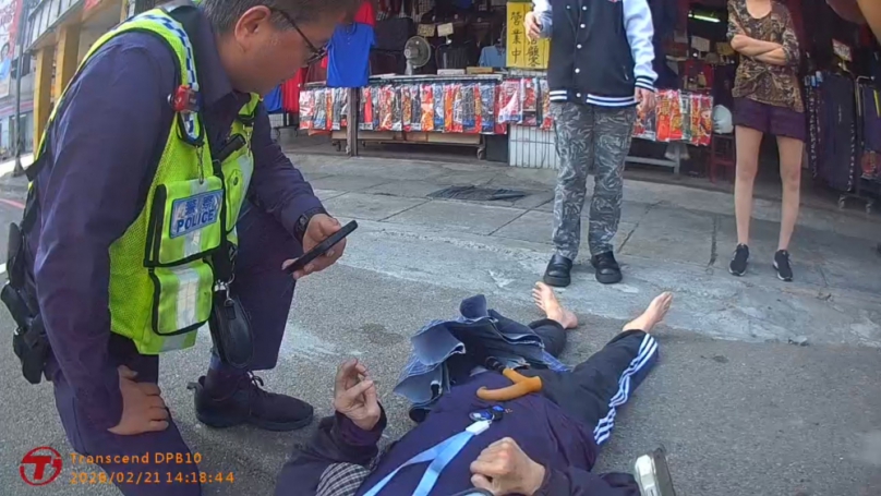 男體力不支倒地腳踝受傷   東信警查知住處安然送返