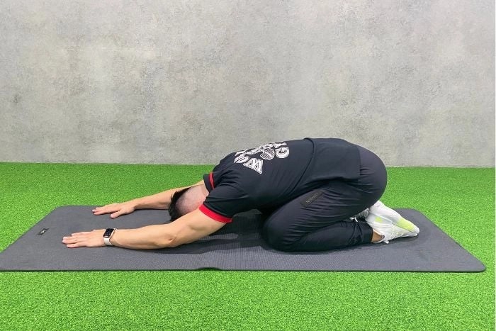 連假出遊腰痠不是走太多！久坐鎖下背　出發前先做3動作