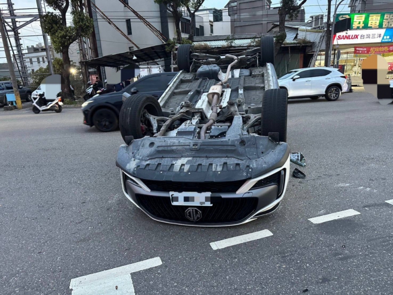 荷蘭籍男子駕車在沙鹿區撞擊他車而翻車受到輕傷