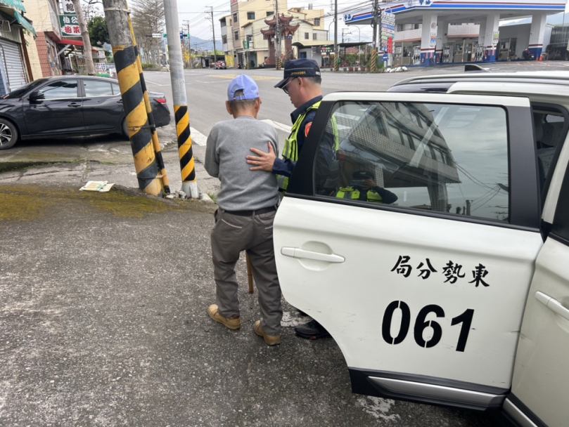 9旬老翁跌倒街頭無助徬徨　東勢警逐戶查訪暖心送返家